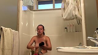 Jeune mère amy real spy douche 4a - en sueur après les jeux de football
