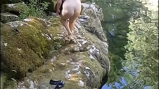 МИЛФ (мама коју БиХ јебао) Скидање на јавном месту и мастурбирање од стране реке