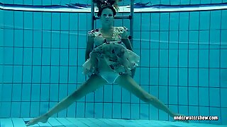 Lucy Gurchenko Russische Beard Babe in de Zwembad naakt