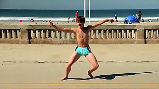 Προσευχή, χορεύοντας στην παραλία με speedo bulge / novinho dan & ccedil_ando sunga Να praia